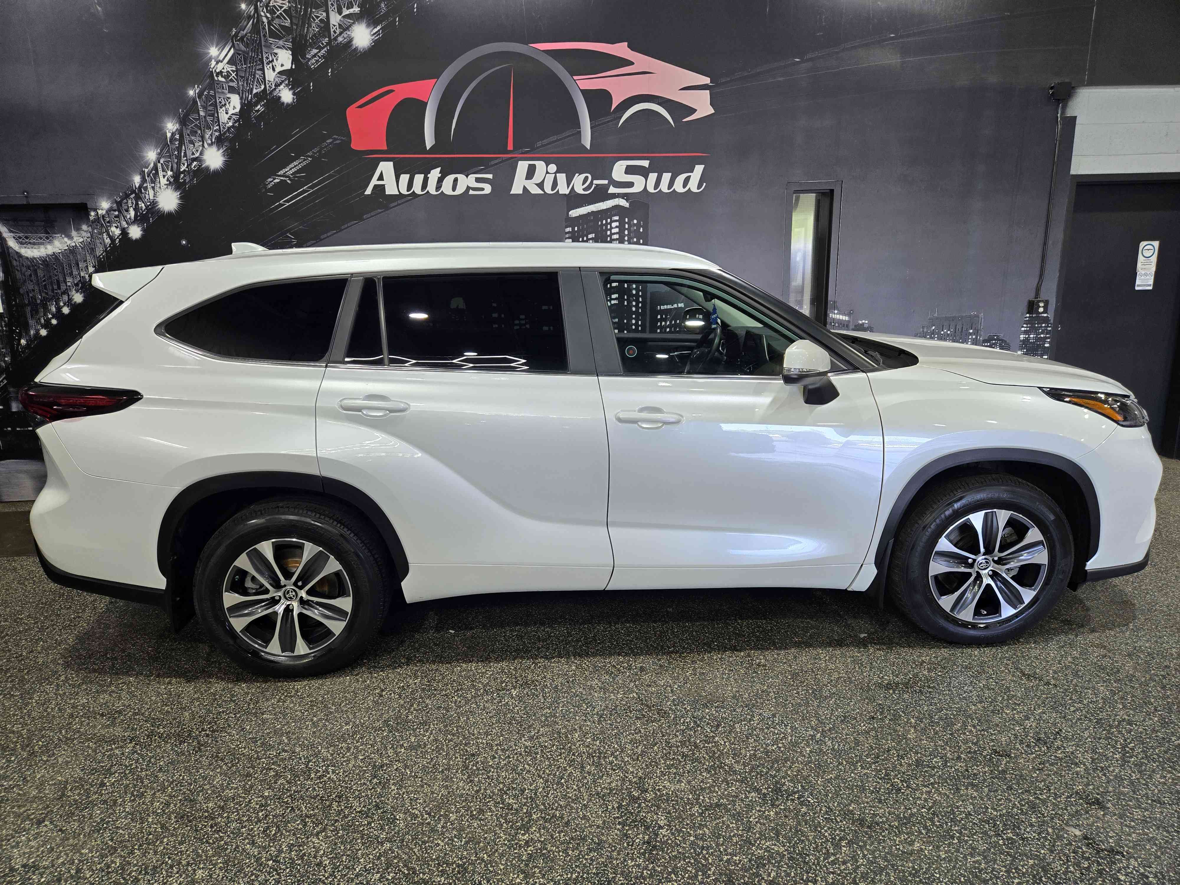 White 2024 Toyota Highlander XLE AWD SUV / Crossover All-Wheel Drive Automatic